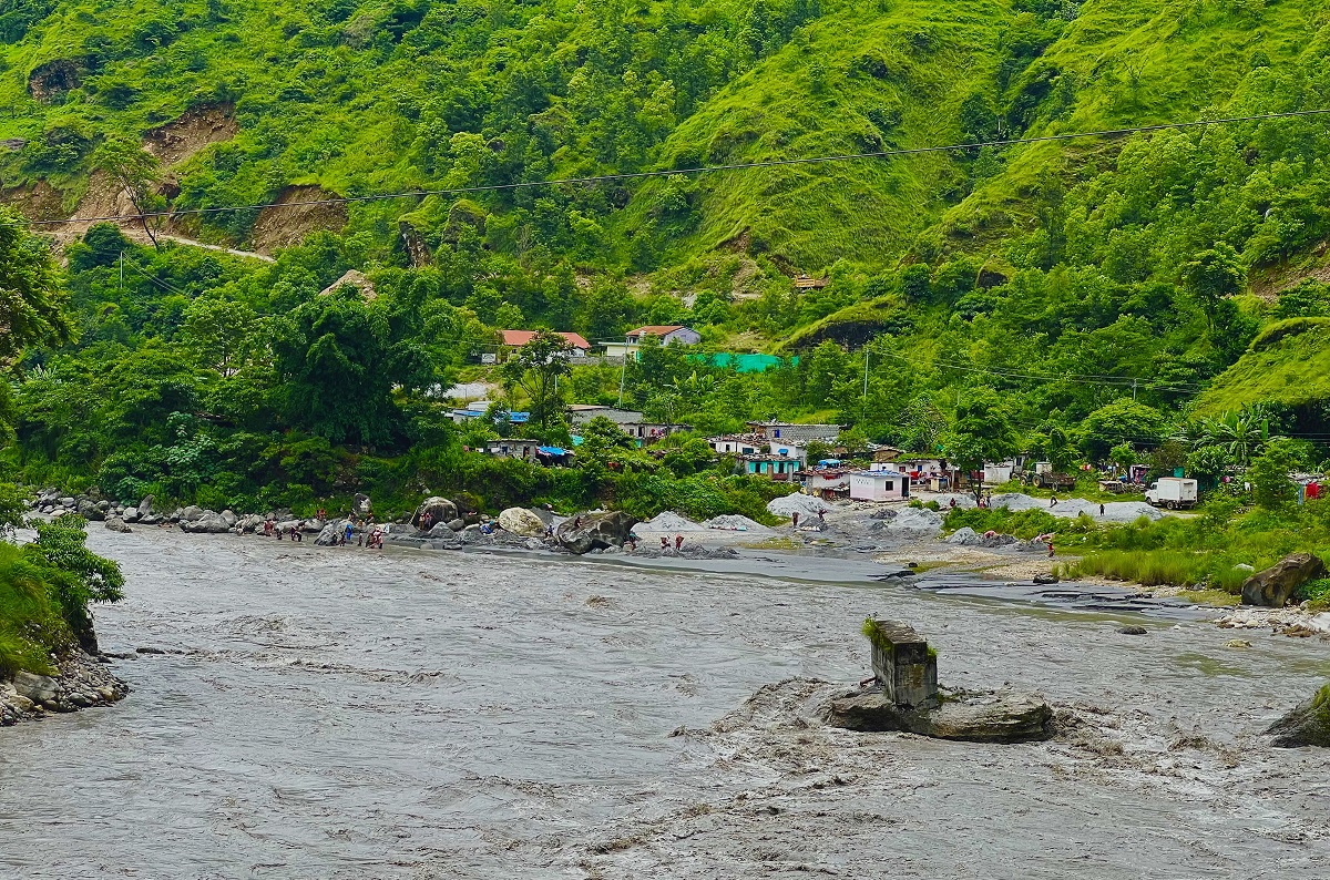 जोखिम मोलेर बालुवा निकाल्दै